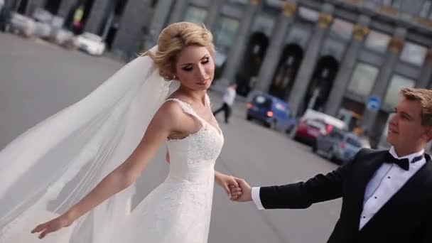 Весільна пара в місті — стокове відео
