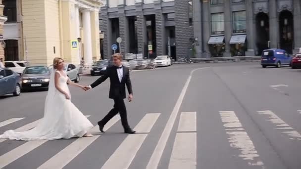 Esküvő házaspár a városban — Stock videók