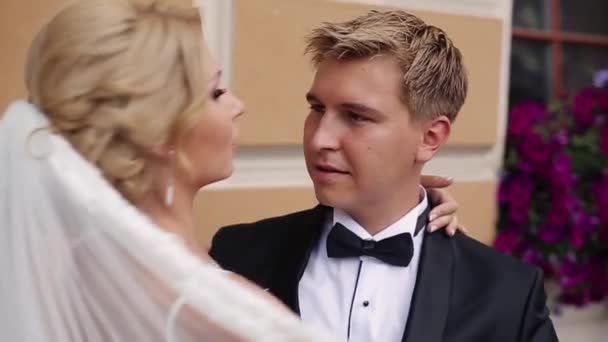 Hochzeitspaar in einer Stadt — Stockvideo