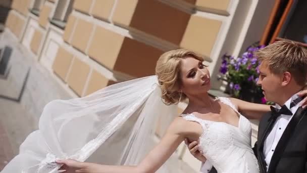 Düğün çifti bir şehirde — Stok video