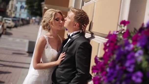 Düğün çifti bir şehirde — Stok video