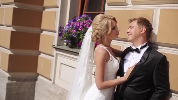 Couple de mariage dans une ville — Video