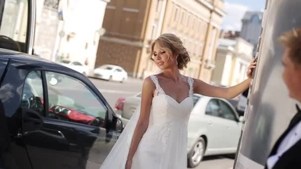 Bruidspaar in een stad — Stockvideo