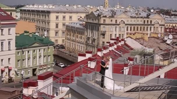 屋根で結婚式のカップル — ストック動画