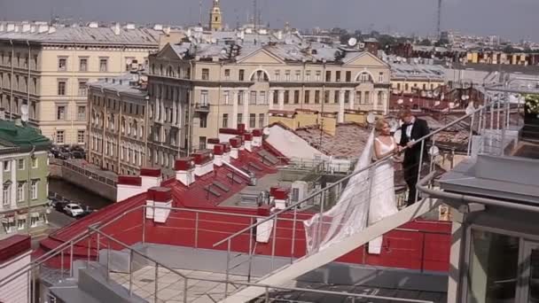 Весільна пара на даху — стокове відео