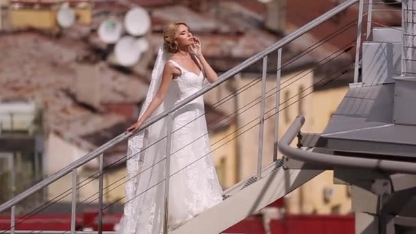 Невеста на крыше — стоковое видео