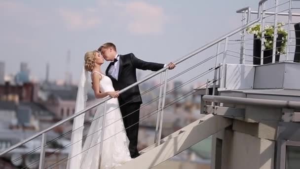 Bruidspaar op het dak — Stockvideo