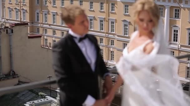 Svatební pár na střeše — Stock video
