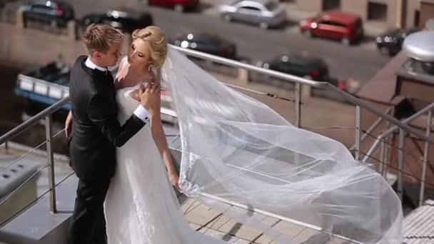 Hochzeitspaar auf dem Dach — Stockvideo