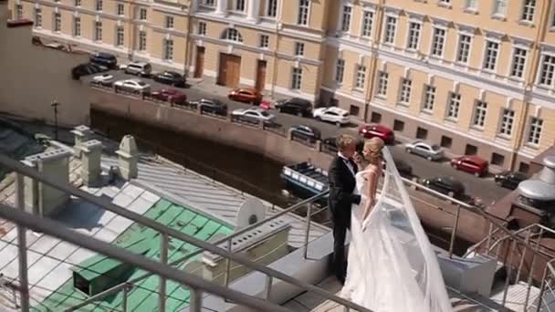 Pareja de boda en el techo — Vídeo de stock
