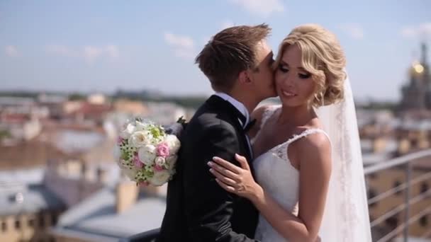 Bryllupspar på taket – stockvideo