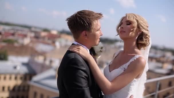 Bröllopsparet på taket — Stockvideo