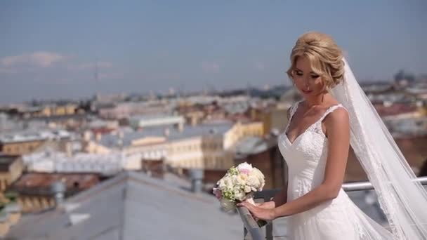 屋根の上で金髪の花嫁 — ストック動画