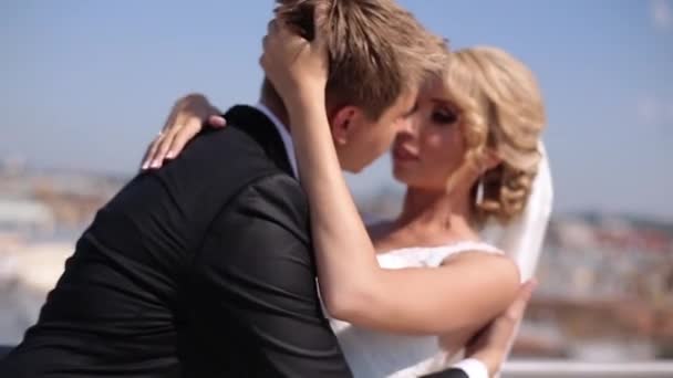 Couple de mariage sur le toit — Video