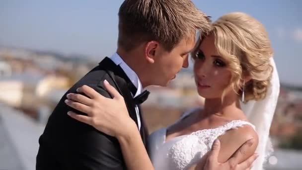 Matrimonio coppia sul tetto — Video Stock