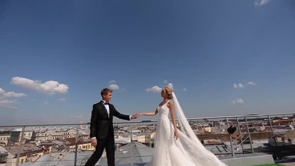 Bride and groom at the roof — Stock Video