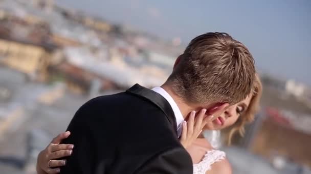 Couple de mariage sur le toit — Video