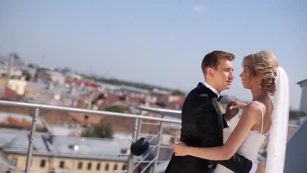 Весільна пара на даху — стокове відео