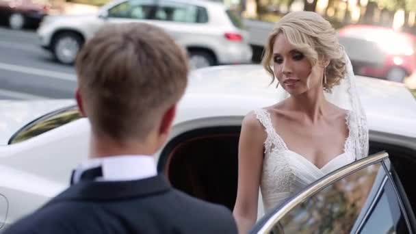 Jeune mariée blonde assise en voiture — Video