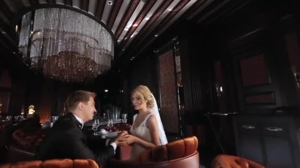 Наречений і наречений в розкішному ресторані — стокове відео
