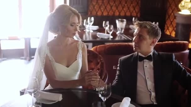 Menyasszony és a vőlegény a luxus étterem — Stock videók