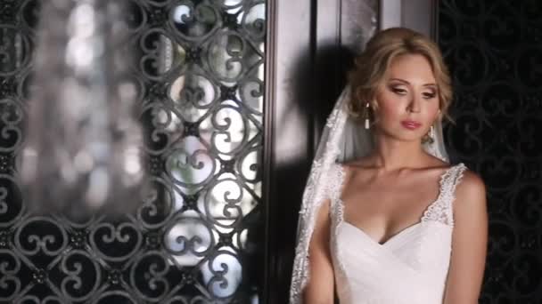 Bruid en bruidegom in luxe interieur — Stockvideo