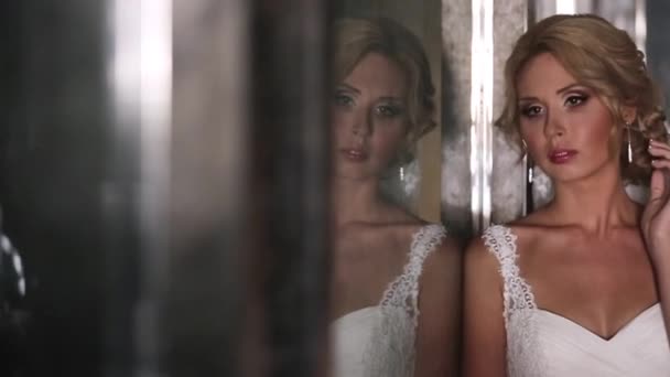 Невеста в роскошном интерьере — стоковое видео