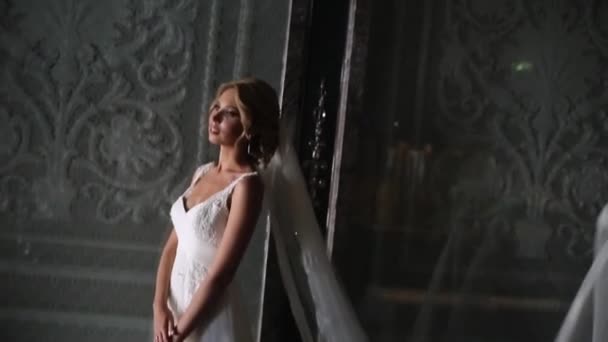 Bruid in luxe interieur — Stockvideo