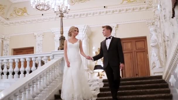 Nevěsta a ženich v paláci — Stock video