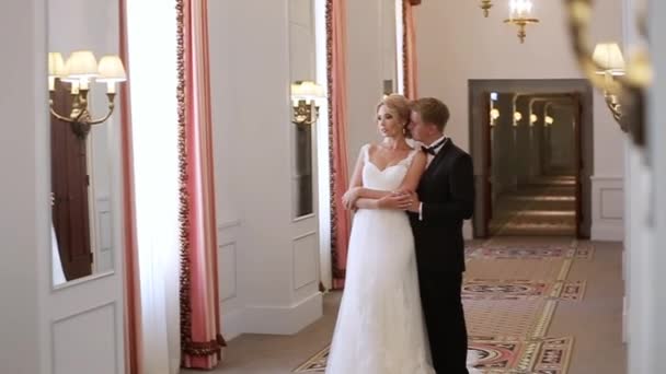Жених и невеста во дворце — стоковое видео