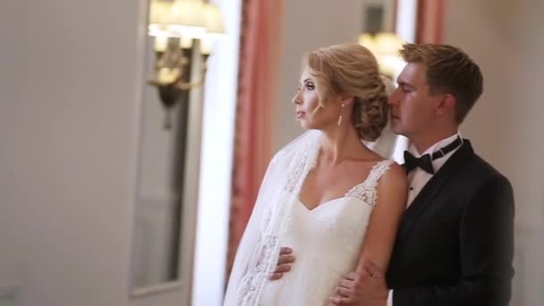 Жених и невеста во дворце — стоковое видео