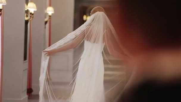 Nevěsta, pózuje pro ženicha — Stock video