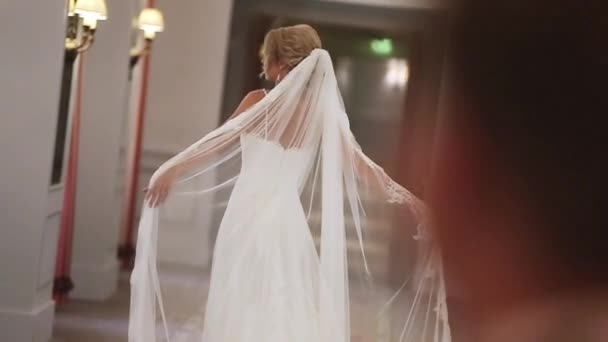 Brud poserar för brudgummen — Stockvideo