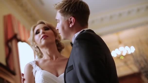 Noiva e noivo abraçando no palácio — Vídeo de Stock