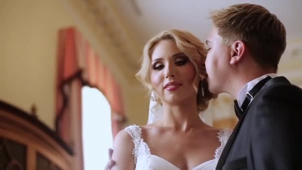 Mariée et marié embrassant dans le palais — Video