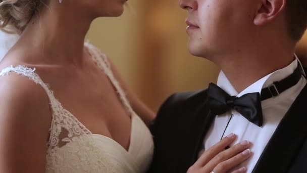Bruden och brudgummen omfamnar i palace — Stockvideo