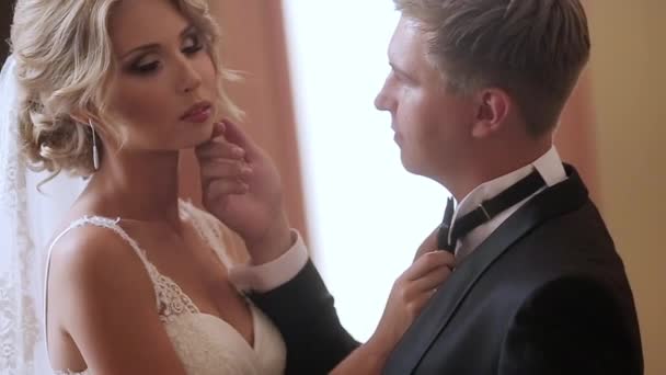 Mariée et marié embrassant dans le palais 