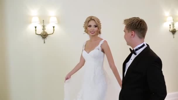 Наречений і наречений ходять в палаці — стокове відео
