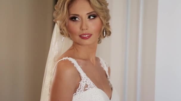 Beautiful blonde bride posing — Stock Video