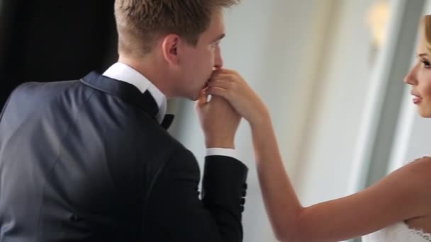 Noivo beijando noivas mão no palácio — Vídeo de Stock