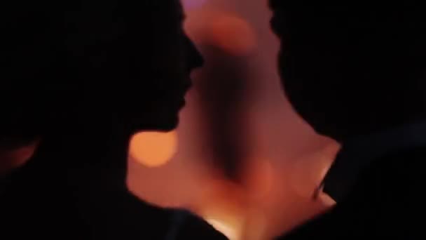 Homem e mulher beijando fogos de artifício no fundo — Vídeo de Stock
