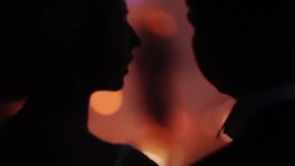 Homme et femme embrasser feu d'artifice en arrière-plan 