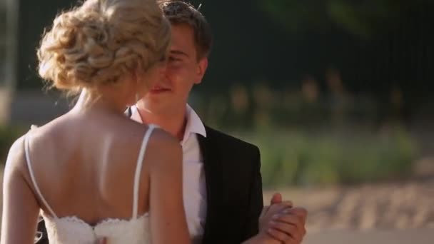 Sposa e sposo che ballano all'aperto — Video Stock