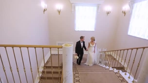 Bride and groom goes upstairs in palace — Stock Video