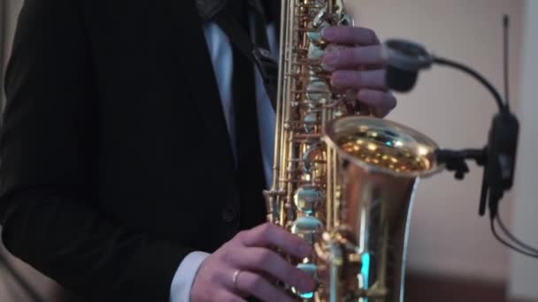 Saxophonist at the party — Stock Video