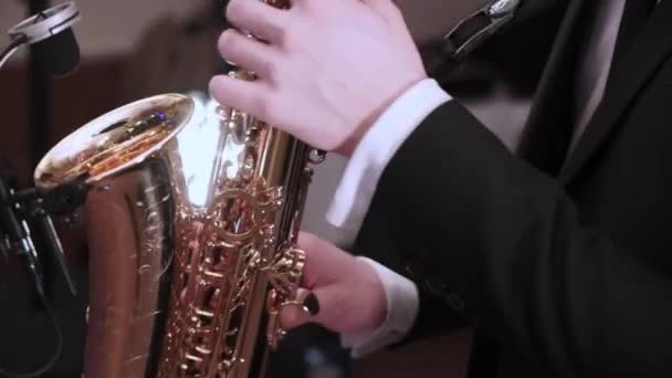 Саксофонист на вечеринке — стоковое видео