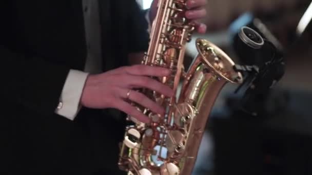 Saxofonista na festa — Vídeo de Stock