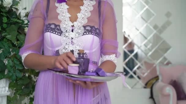 Mujer joven en lencería bandeja de celebración — Vídeo de stock