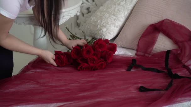 Mujer joven puesta en la bandeja de la cama con anillo de joyería — Vídeo de stock