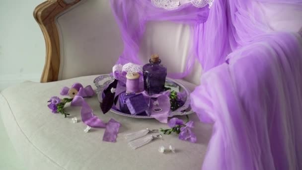 酒瓶、ジュエリーのリングとランジェリー紫トレイ — ストック動画